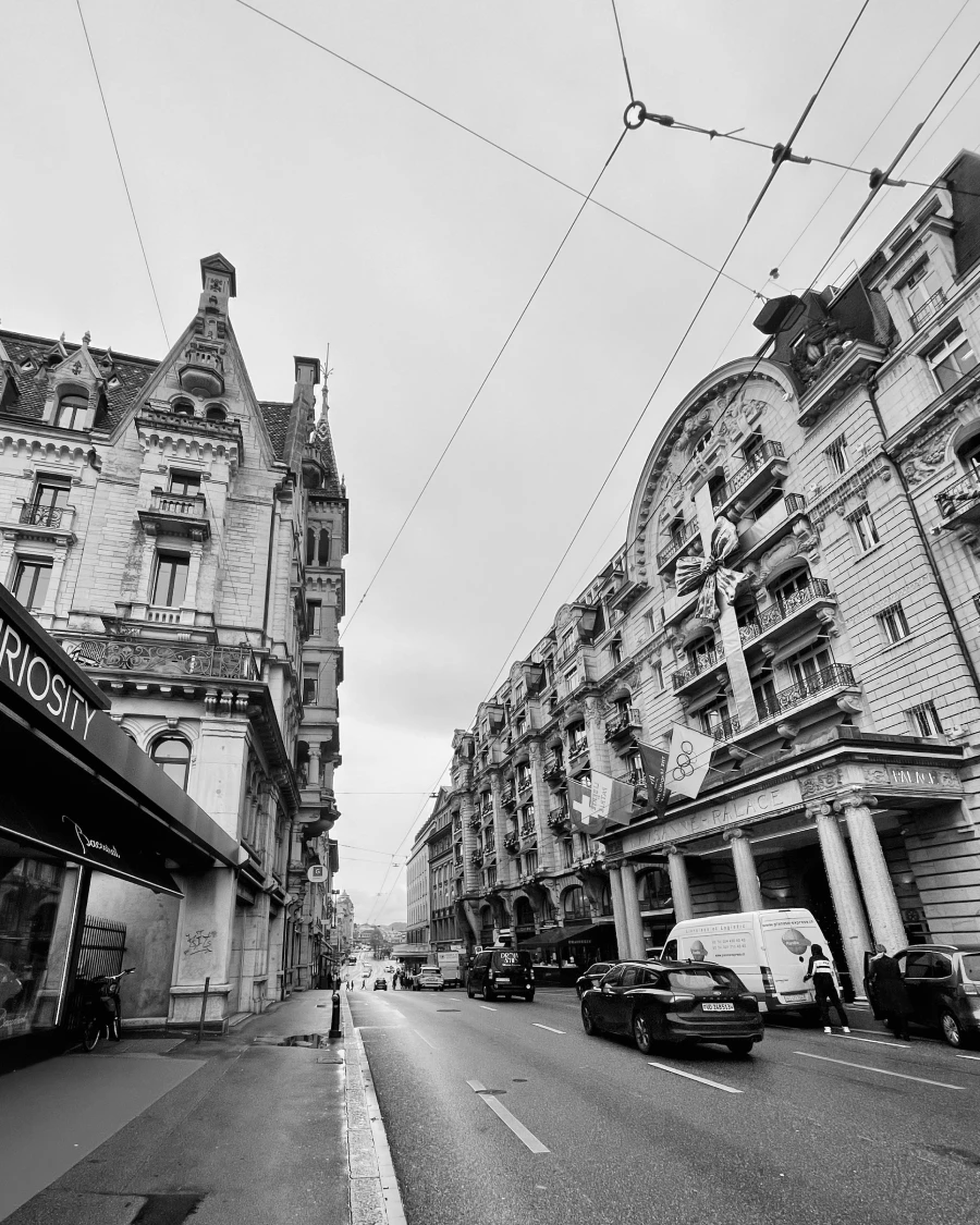 Illustration de l'assurance entreprise : gestion des risques, continuité, succession.